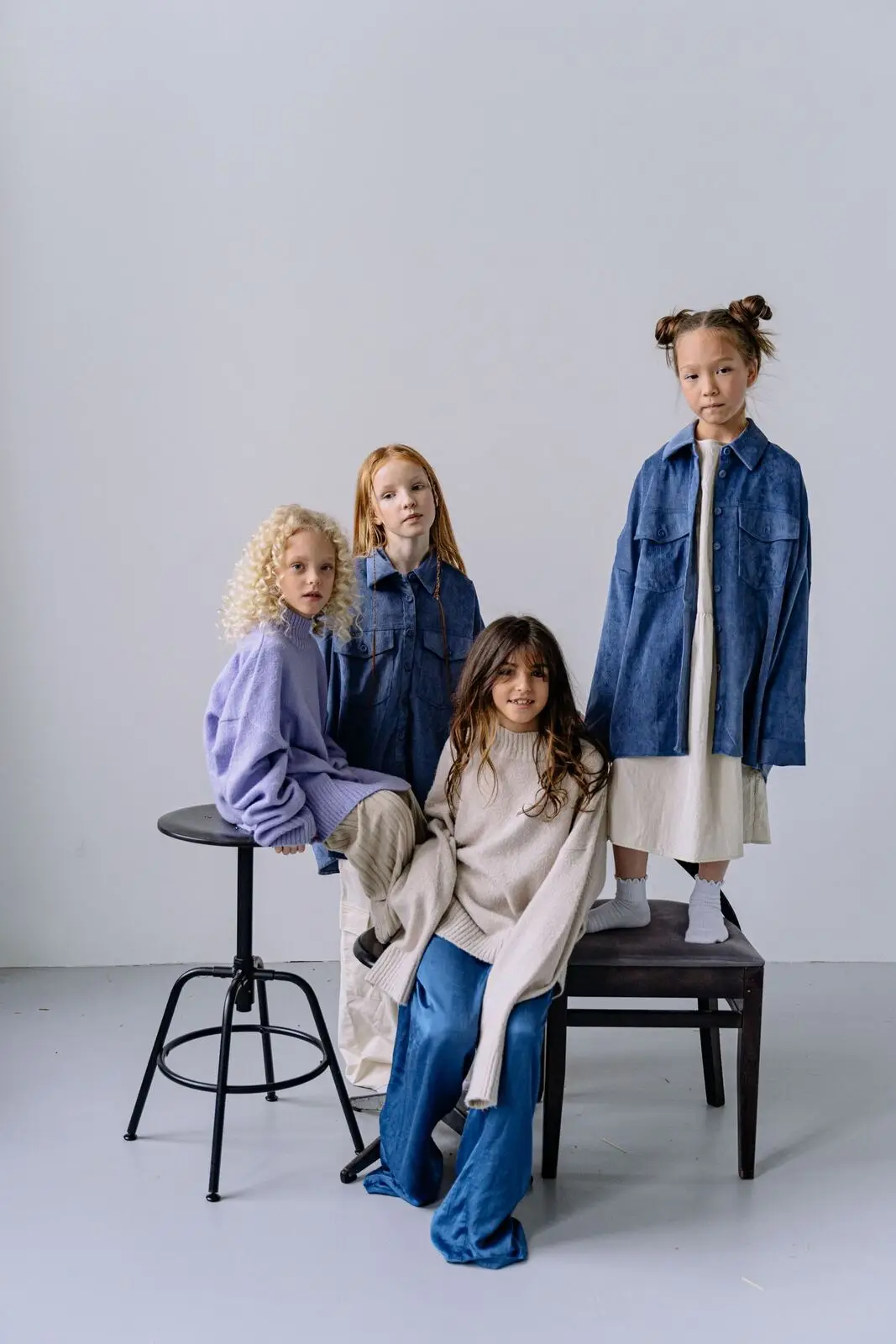 Quatro crianças posando juntas em um ensaio de moda